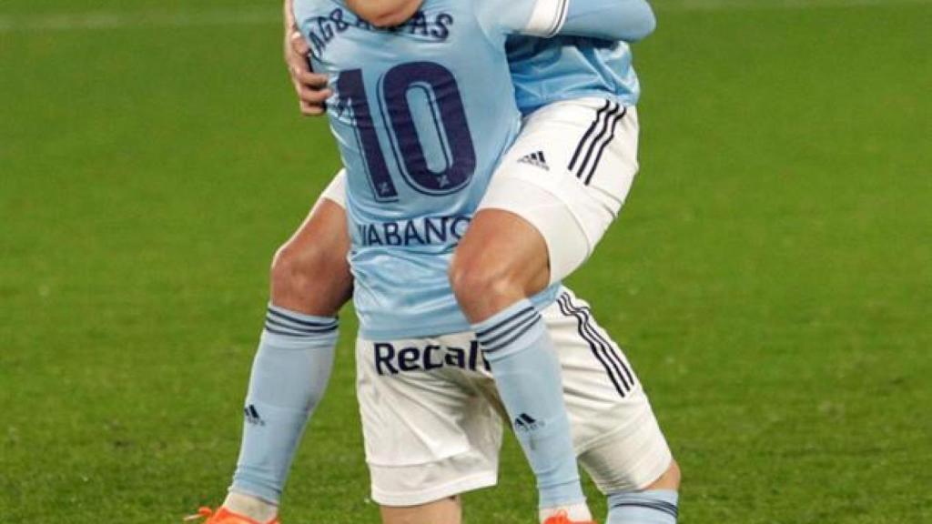 Iago Aspas y Nolito celebran un gol del Celta de Vigo ante el Huesca