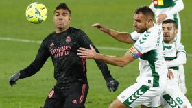 Casemiro presionado por dos jugadores del Elche