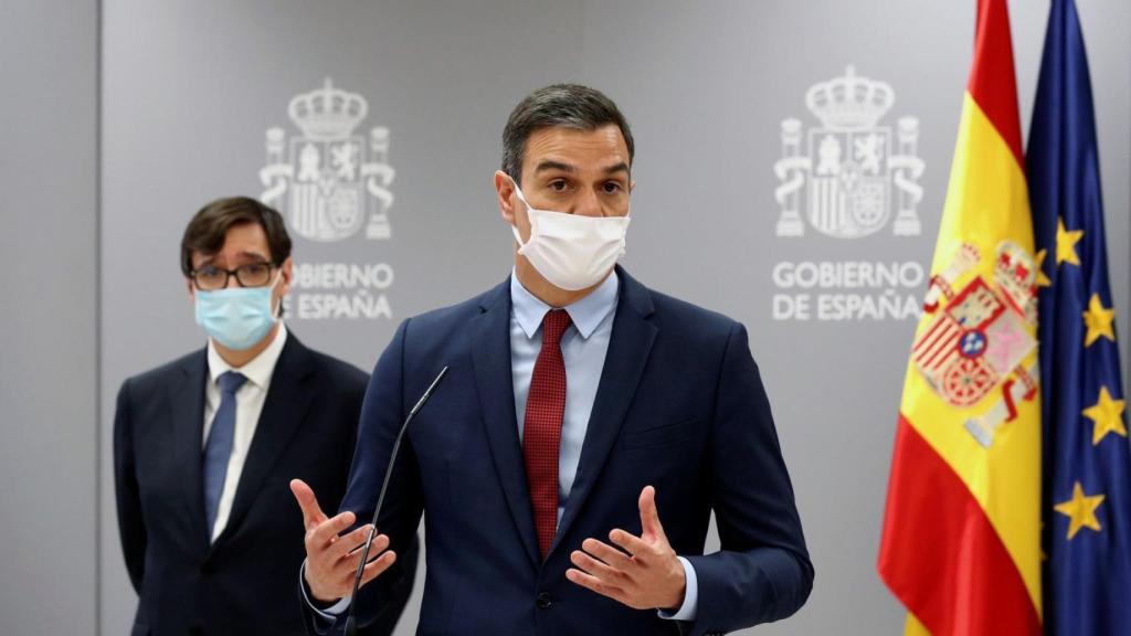 Pedro Sánchez, durante una rueda de prensa en Moncloa, frente a Salvador Illa.