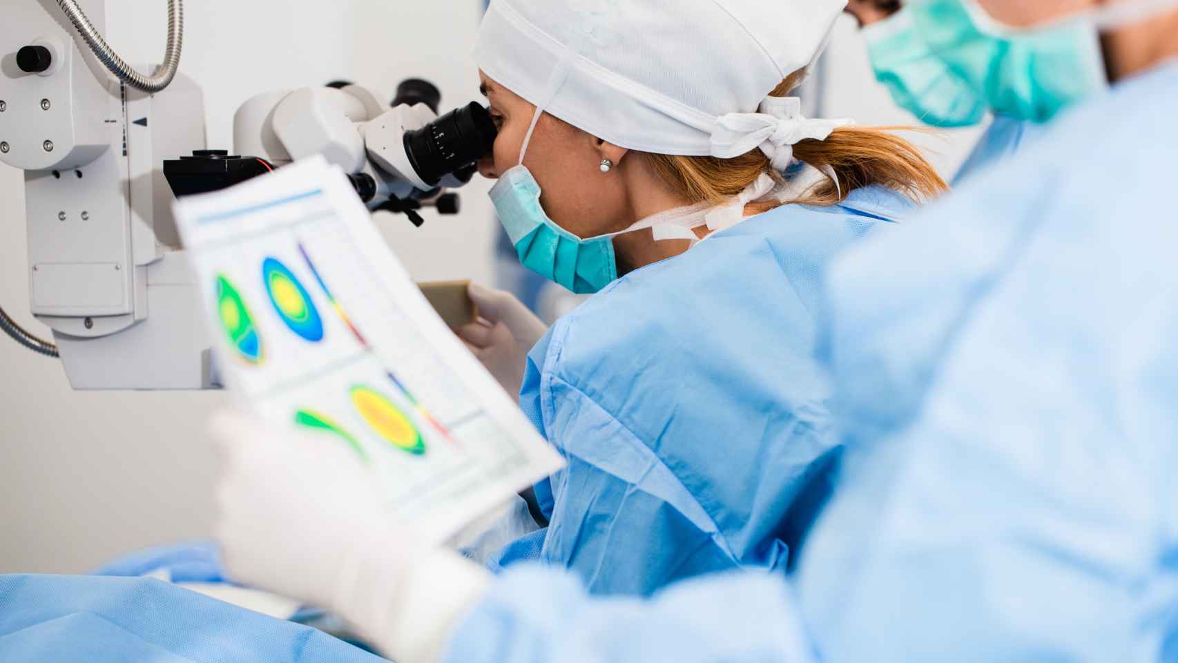 Un equipo médico en el quirófano revisando los datos oftalmológicos.
