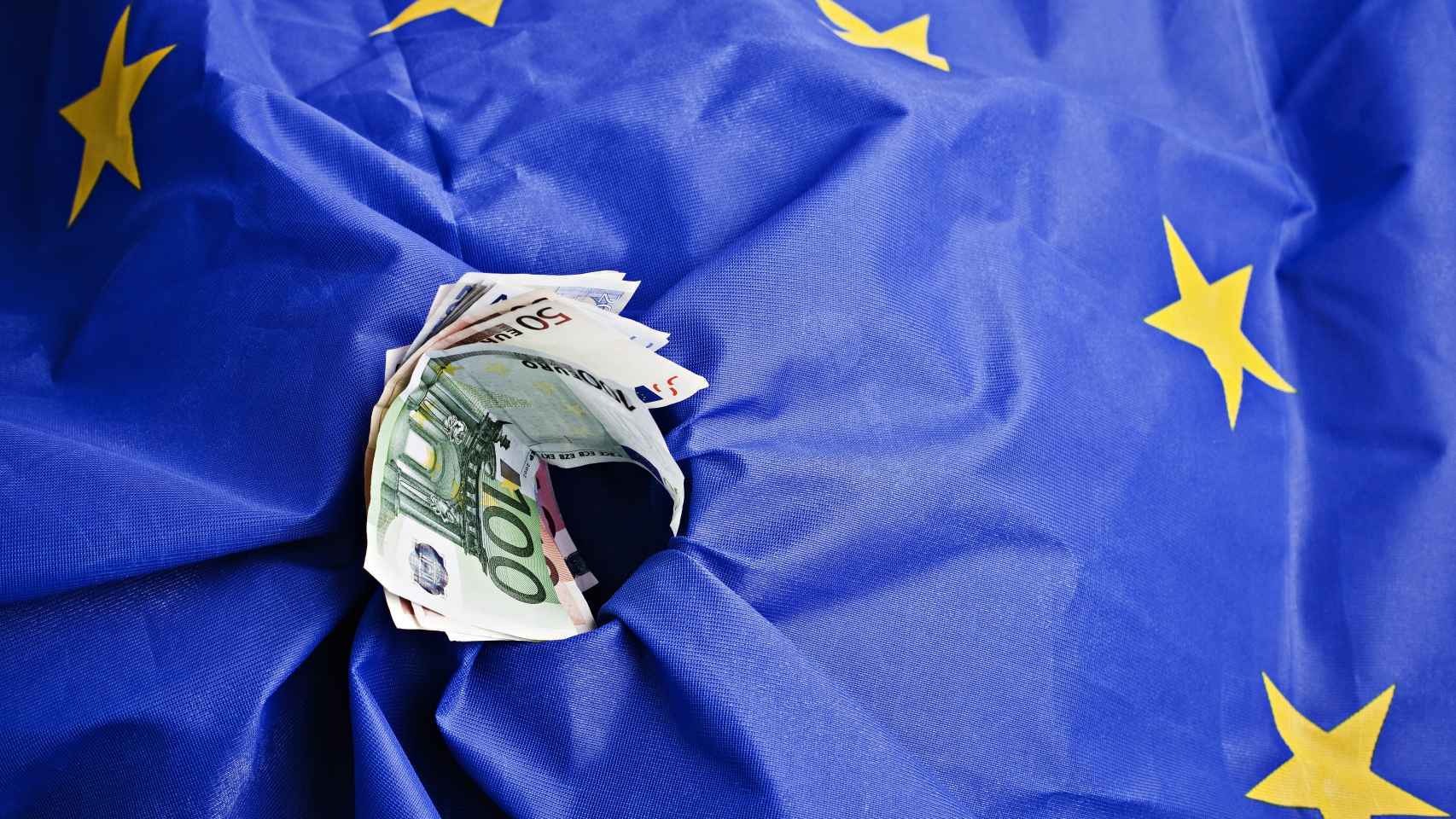 Dinero sobre la bandera de la UE.
