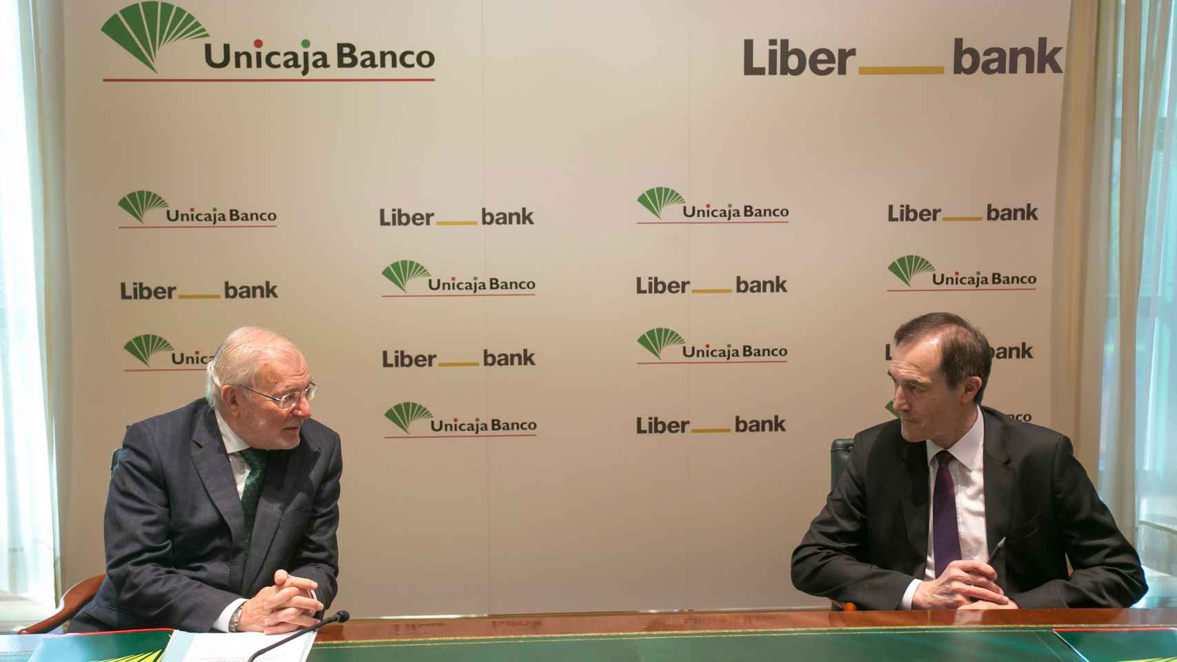 Manuel Azuaga, presidente de Unicaja, y Manuel Menéndez, consejero delegado de Liberbank.