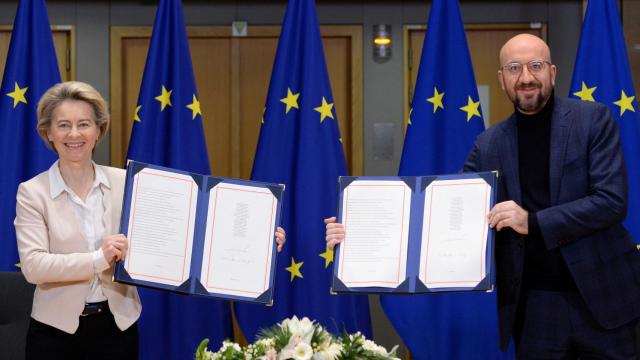 Ursula von der Leyen y Charles Michel, tras firmar el acuerdo.