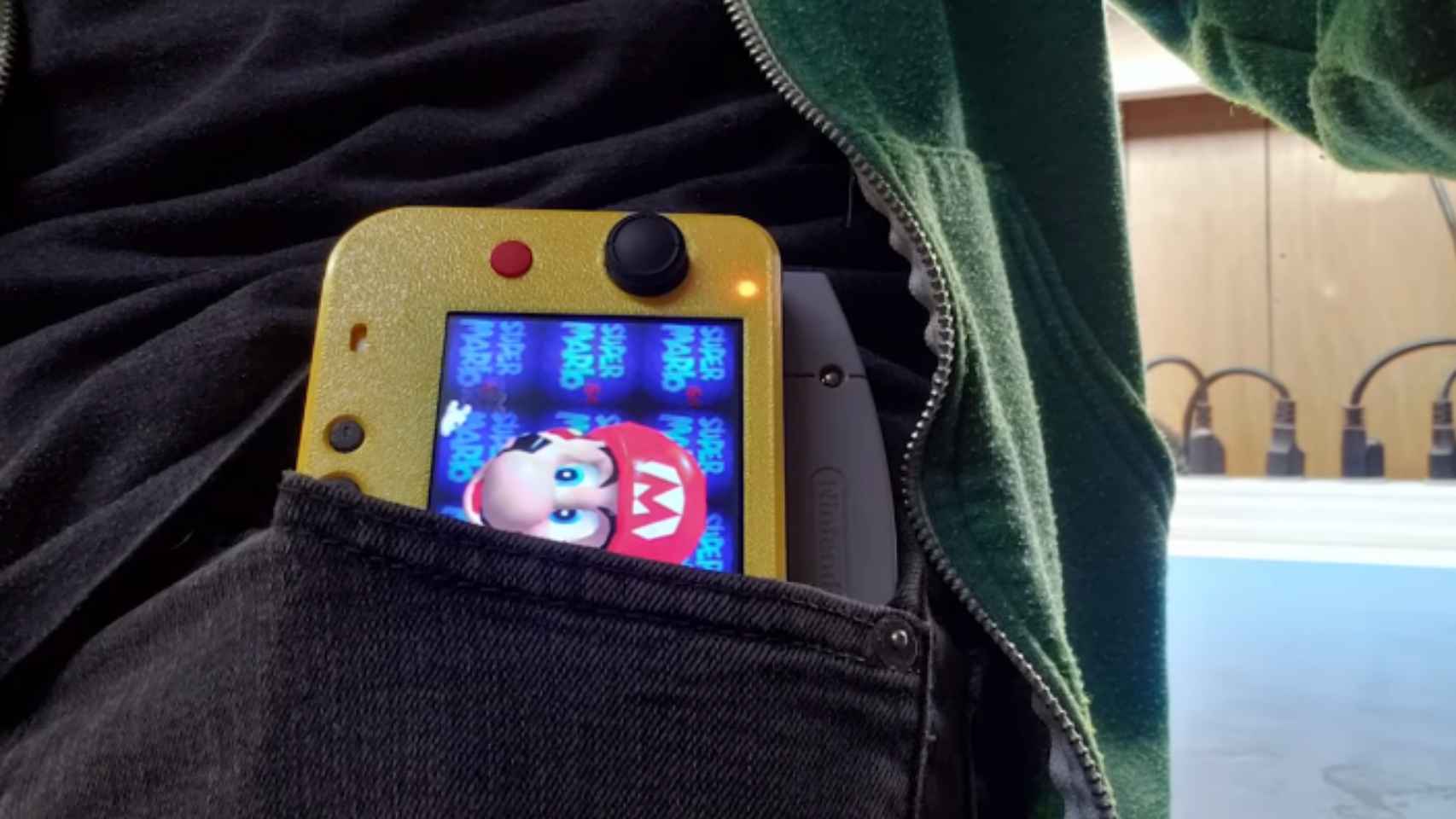 La Nintendo 64 portátil cabe en el bolsillo de un pantalón.