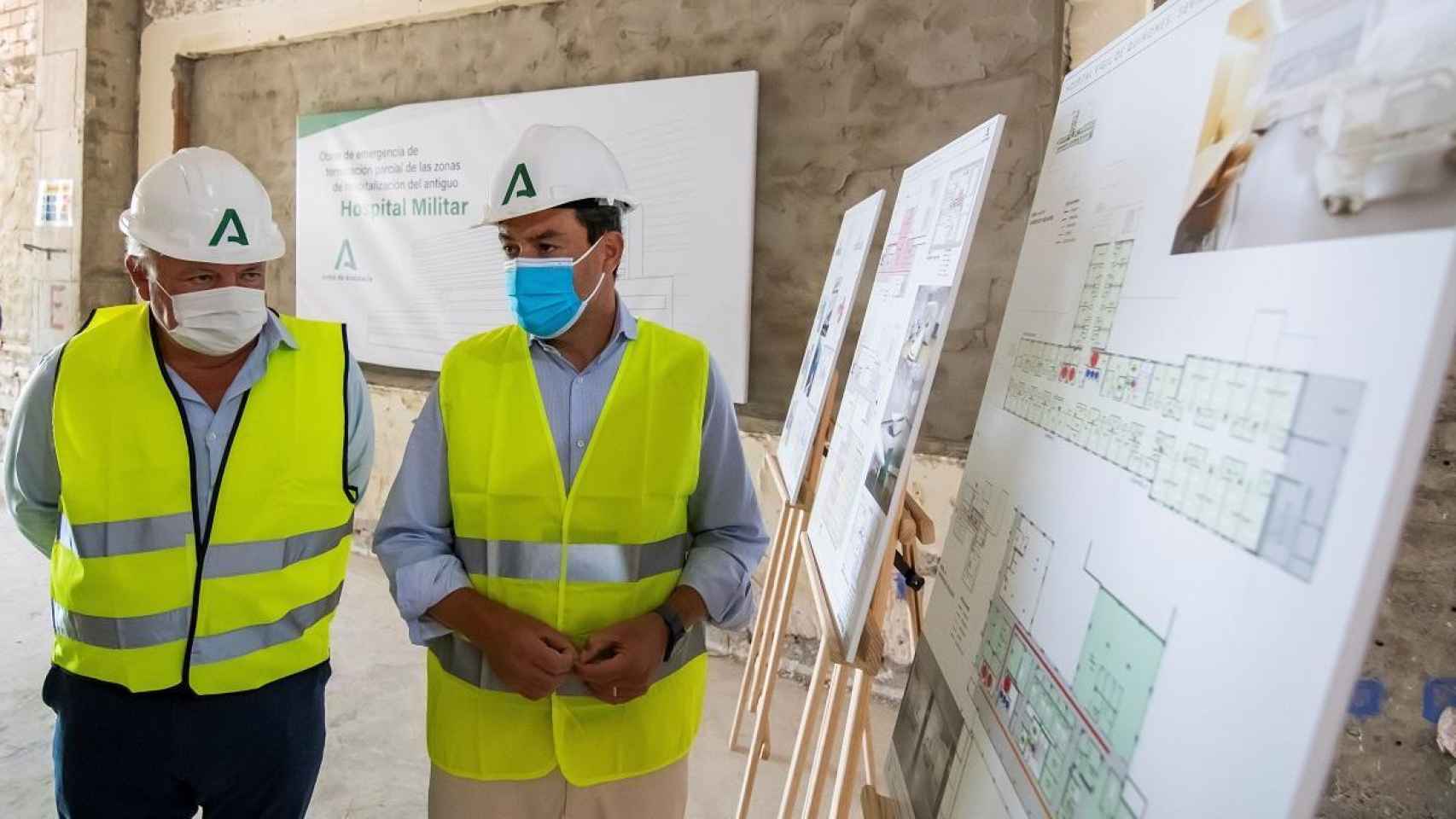 El presidente de la Junta, Juanma Moreno, y el consejero de Salud, Jesús Aguirre, en una visita a las obras del Hospital Militar.