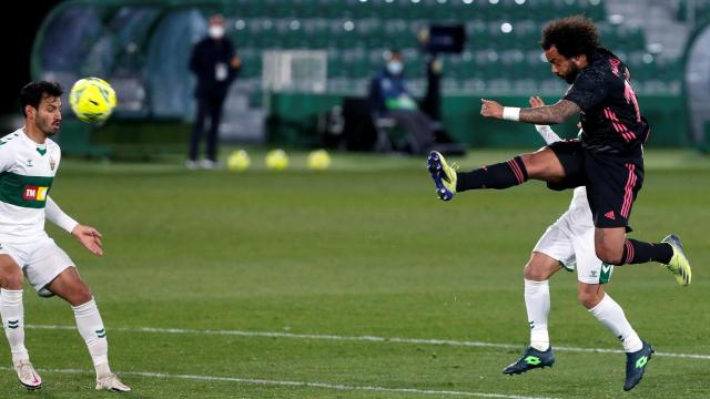 Marcelo rematando de un derechazo contra el Elche