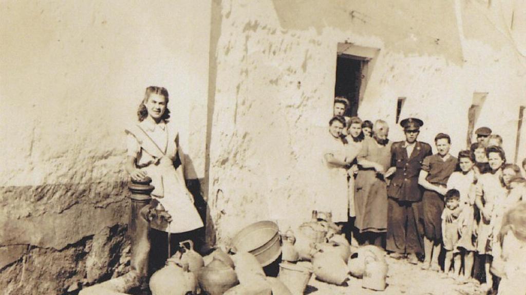 Buensuceso, en la fuente de su pueblo, en 1947, cuando no había agua corriente en las casas - Del archivo de Manuel Velasco Haro.