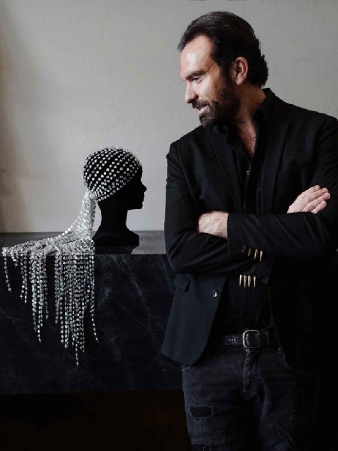 El diseñador Olivier Bernoux con su impresionante creación de 2021 cristales.