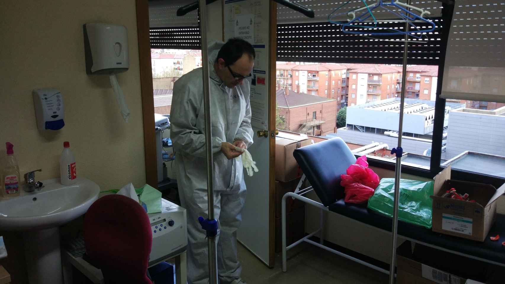 Tomás Segura, en la sala de sucio del hospital.