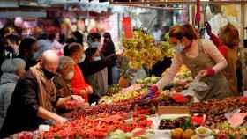 Puesto de frutas y verduras en el Mercado Central de Valencia. EFE/Kai Fosterling.
