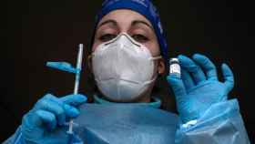 Una trabajadora sanitaria prepara muestra una dosis de la vacuna contra el coronavirus. EFE/Brais Lorenzo