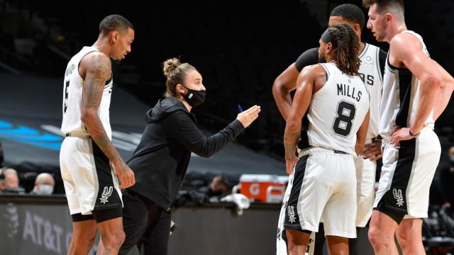 Becky Hammon dirigiendo a los San Antonio Spurs