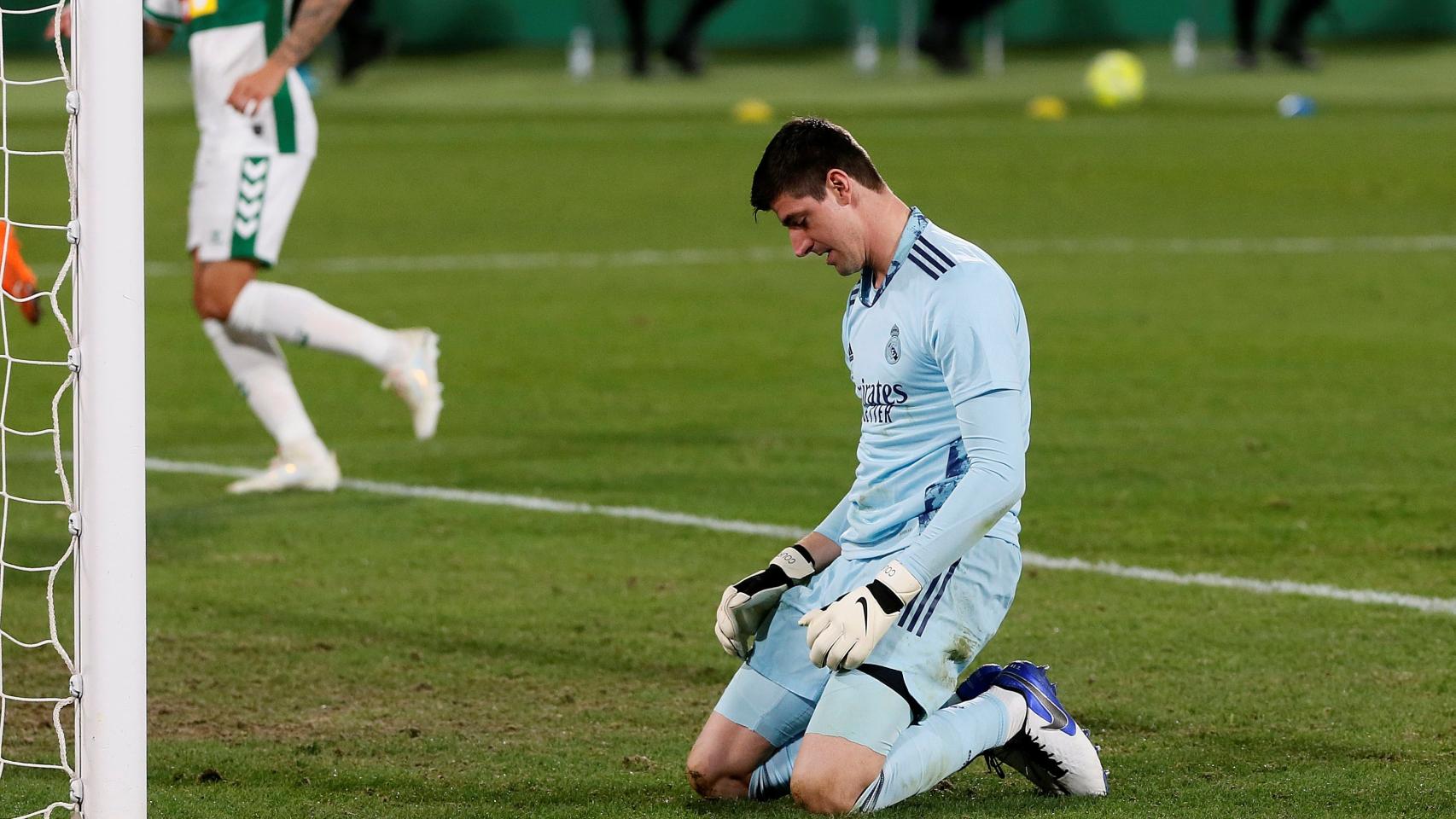 Courtois se lamenta tras recibir un gol