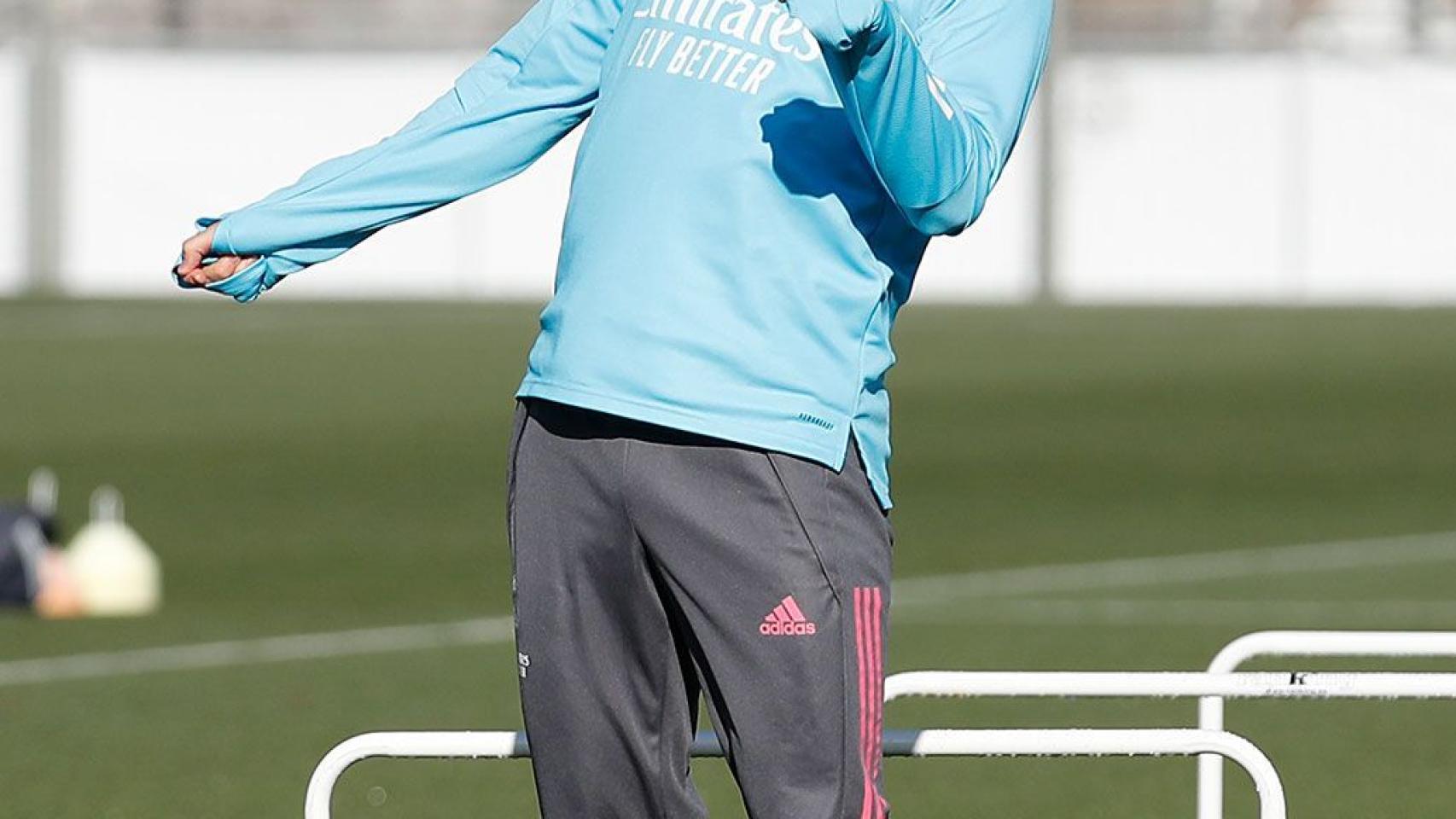 Hazard controla un balón durante el entrenamiento