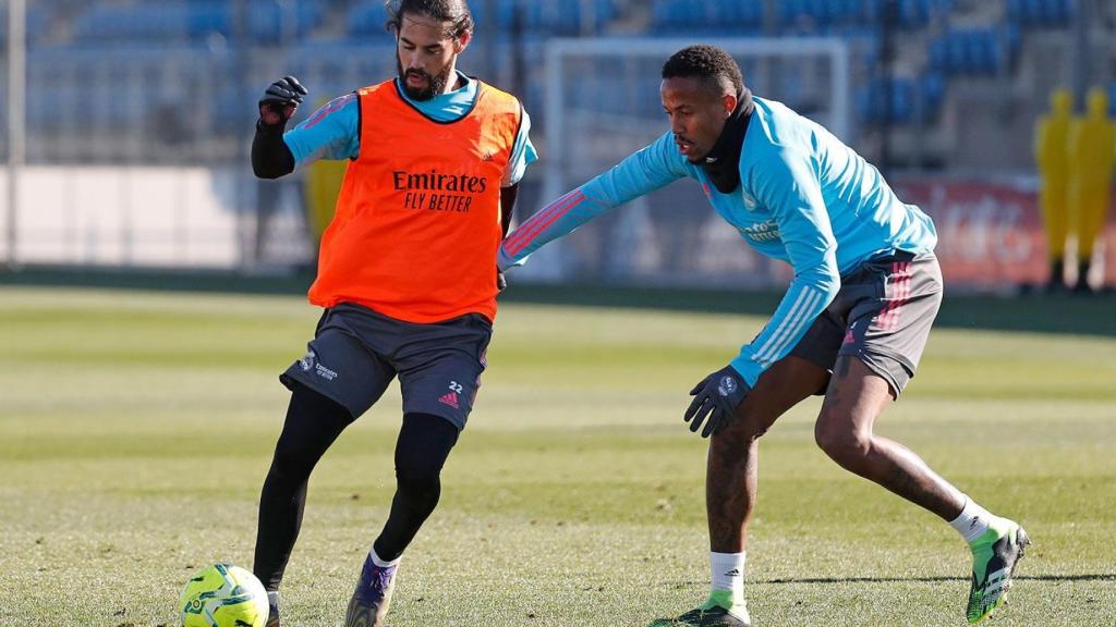 Isco y Militao luchan por una pelota