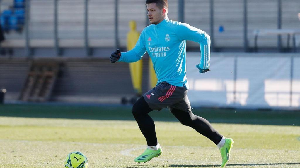 Jovic corre con el balón