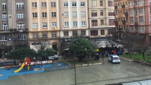 La Policía Local intenta desalojar la Plaza de Vigo en A Coruña