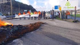 Trabajadores de Alu Ibérica en A Coruña secundan una nueva protesta.
