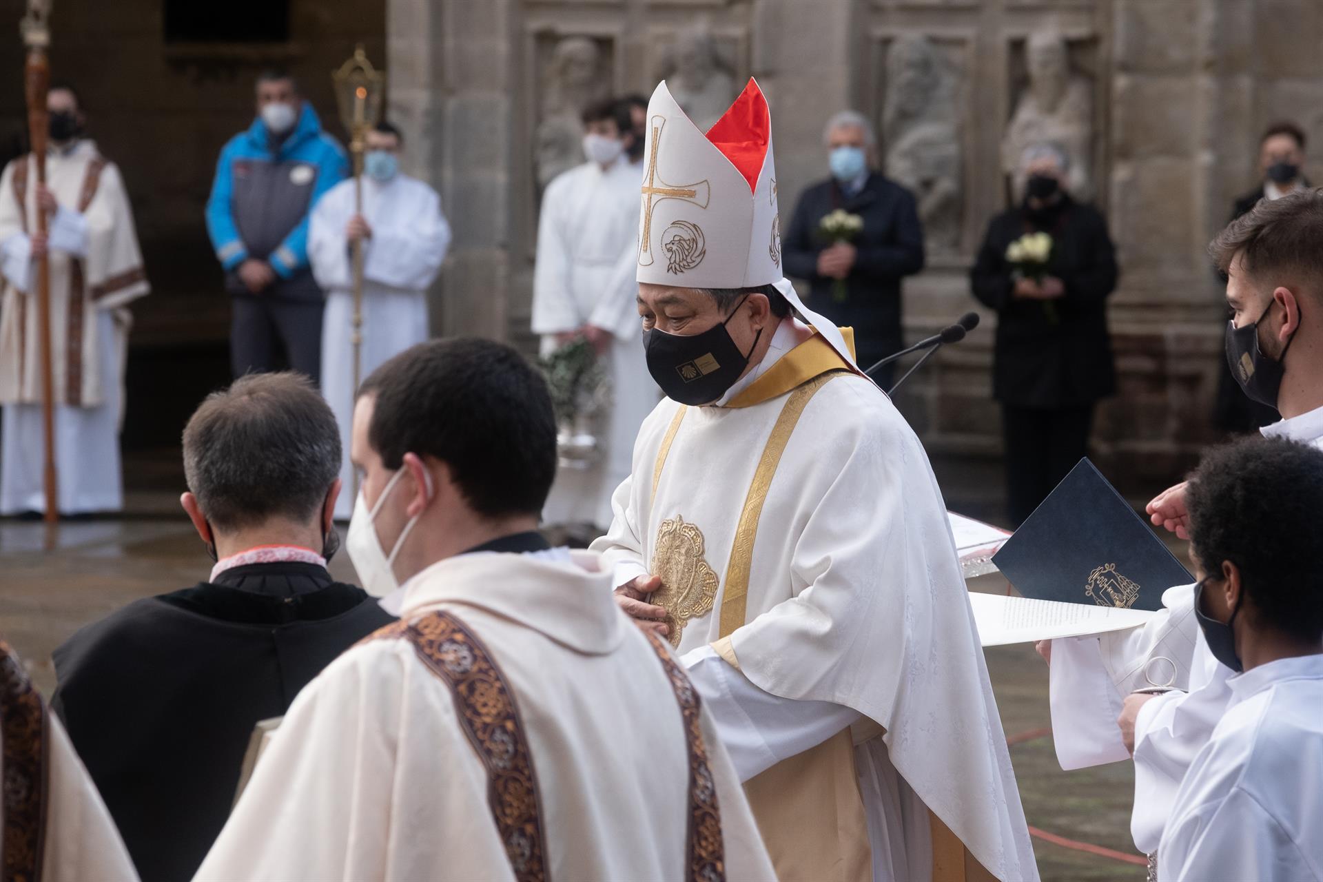 El Nuncio de Su Santidad el Papa de Roma, durante el acto solemne de apertura de la Puerta Santa de la Catedral de Santiago.