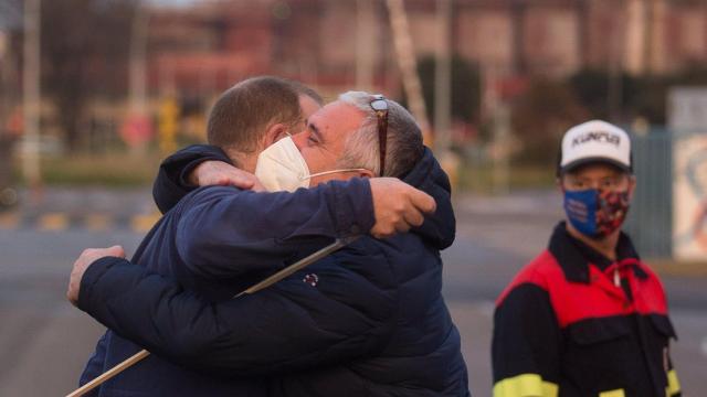 El presidente del Comité de Empresa de Alcoa San Cibrao, José Antonio Zan, abraza a un trabajador jubilado.