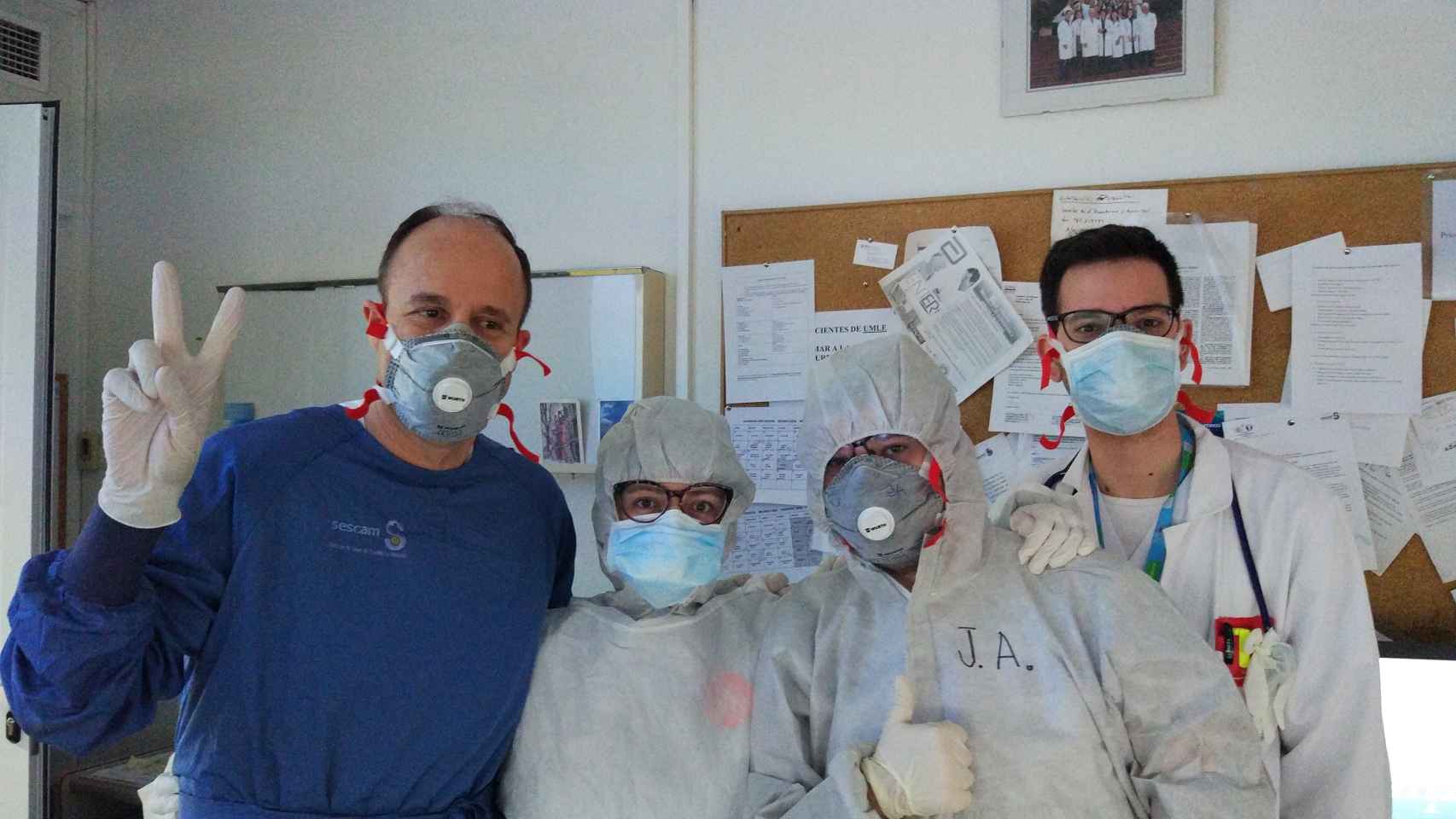 Tomás Segura (de azul, a la izquierda), junto a su equipo en neurología en el Hospital de Albacete.