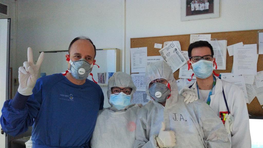 Tomás Segura (de azul, a la izquierda), junto a su equipo en neurología en el Hospital de Albacete.