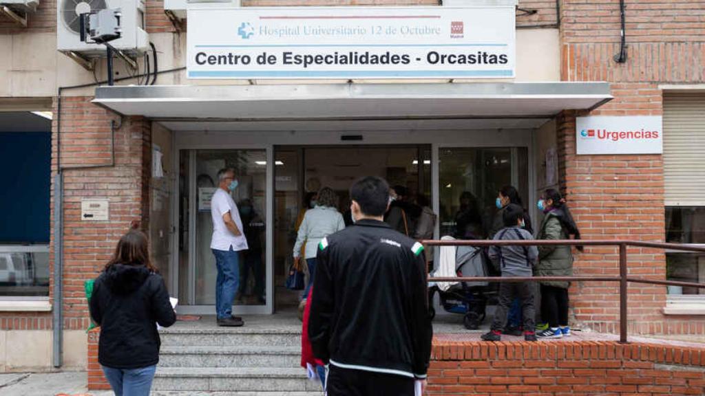 La cola para ser atendido en un centro de salud madrileño.