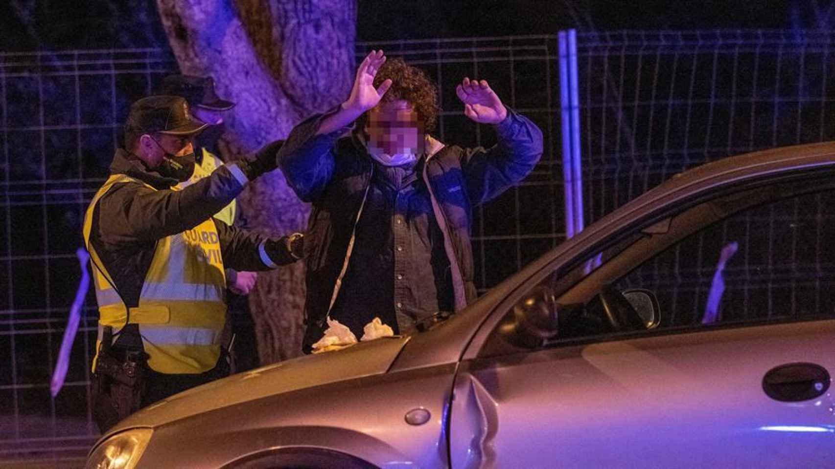 Un control policial en Mallorca donde el toque de queda era a las 22.00 horas.