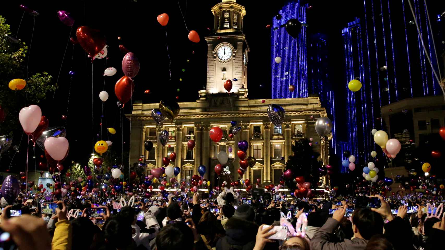 Los habitantes de Wuhan lanzan globos al aire para celebrar la llegada de 2021.