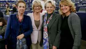 Rosa Estaràs, primera por la derecha, junto a otras eurodiputadas en el Parlamento Europeo.