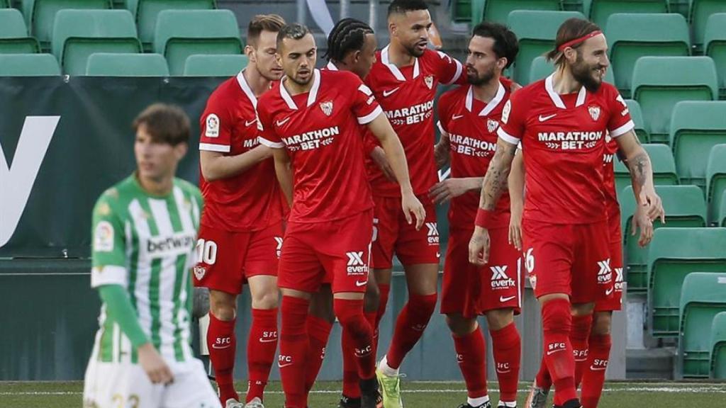 Los jugadores del Sevilla celebran el gol de Suso ante el Betis en el derbi