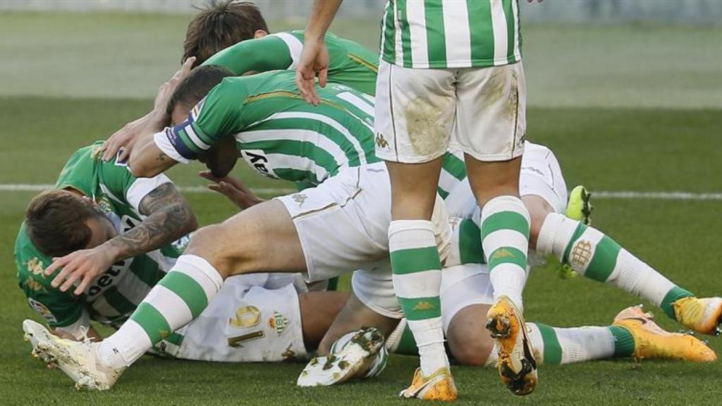 Piña de los jugadores del Betis para celebrar el gol de Canales en el derbi ante el Sevilla