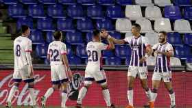Los jugadores del Valladolid celebran el gol de Weismann al Getafe en La Liga