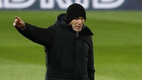 Zidane da órdenes a los jugadores del Real Madrid desde la banda del Di Stéfano