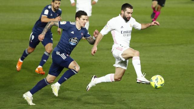 Contragolpe de Dani Carvajal perseguido por dos jugadores del Celta de Vigo