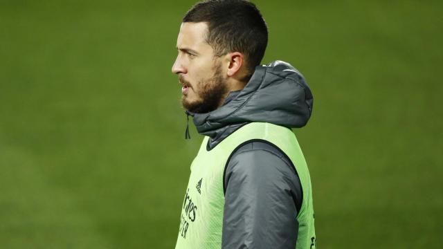 Eden Hazard sigue el partido entre el Real Madrid y el Celta de Vigo desde la banda mientras calienta