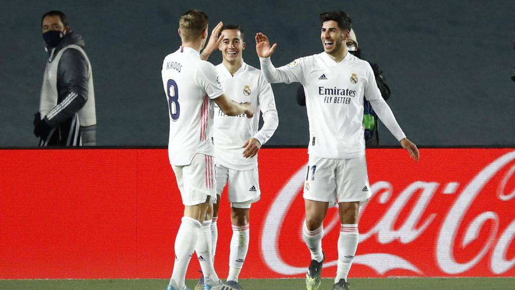 Lucas Vázquez y Kroos felicitan a Marco Asensio por su gol al Celta de Vigo