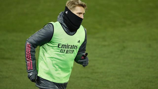 Martin Odegaard calienta en la banda del Di Stéfano