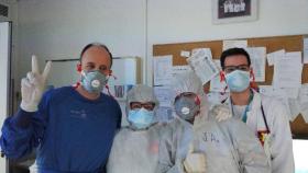 Tomás Segura, a la izquierda, junto al equipo de Neurología del Hospital de Albacete