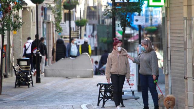 Dos personas caminando por la calle