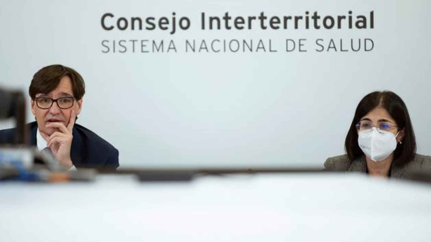 La actual ministra de Sanidad, Carolina Darias, junto a su predecesor, Salvador Illa, en un Consejo Interterritorial de Salud.