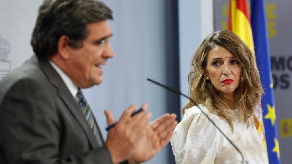 José Luis Escrivá, ministro de Seguridad Social, y Yolanda Díaz, vicepresidenta segunda, en Moncloa.