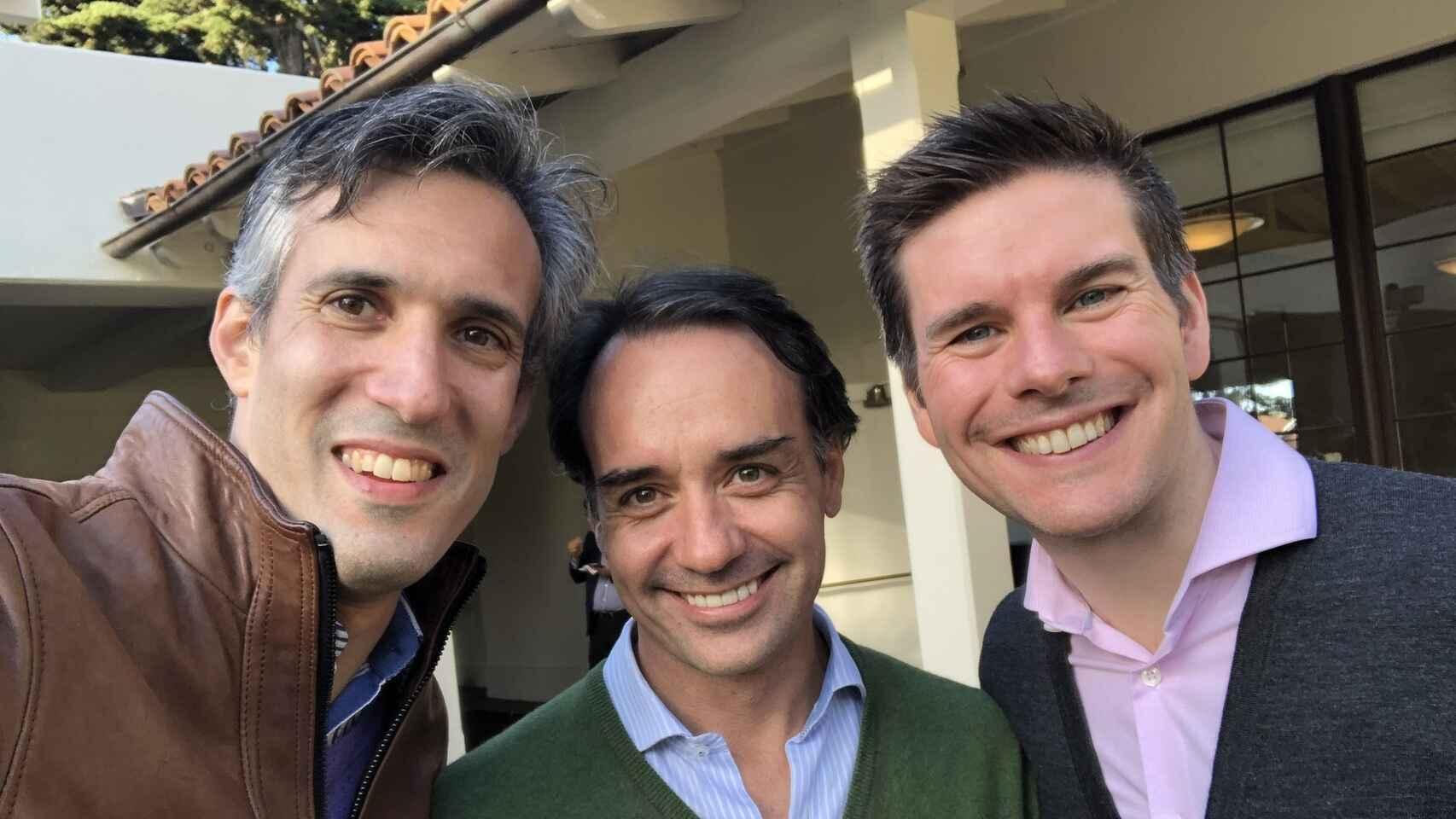 Adrián García-Aranyos (Endeavor), primero por la izquierda, junto con Antonio Iglesias (Endeavor España) y Sergio Furio (fundador de Creditas Brasil).