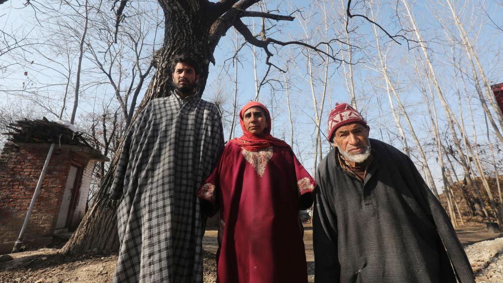 El empresario, Sabzar Khan, y su familia están dispuestos a vender sus riñones para pagar las deudas.