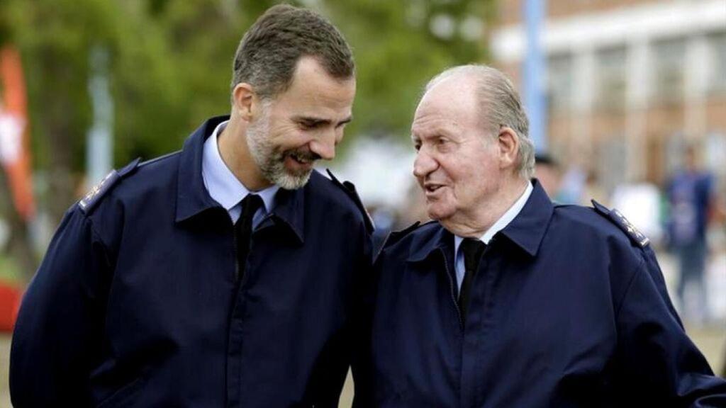 Felipe VI junto a su padre, Juan Carlos I.