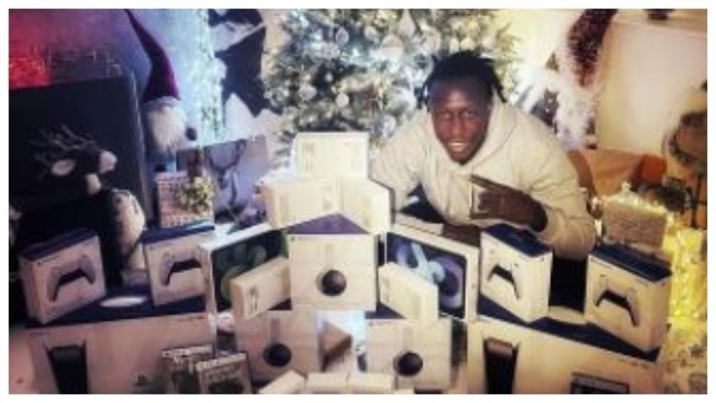 Benjamin Mendy, con los regalos que repartió en su fiesta de Nochevieja