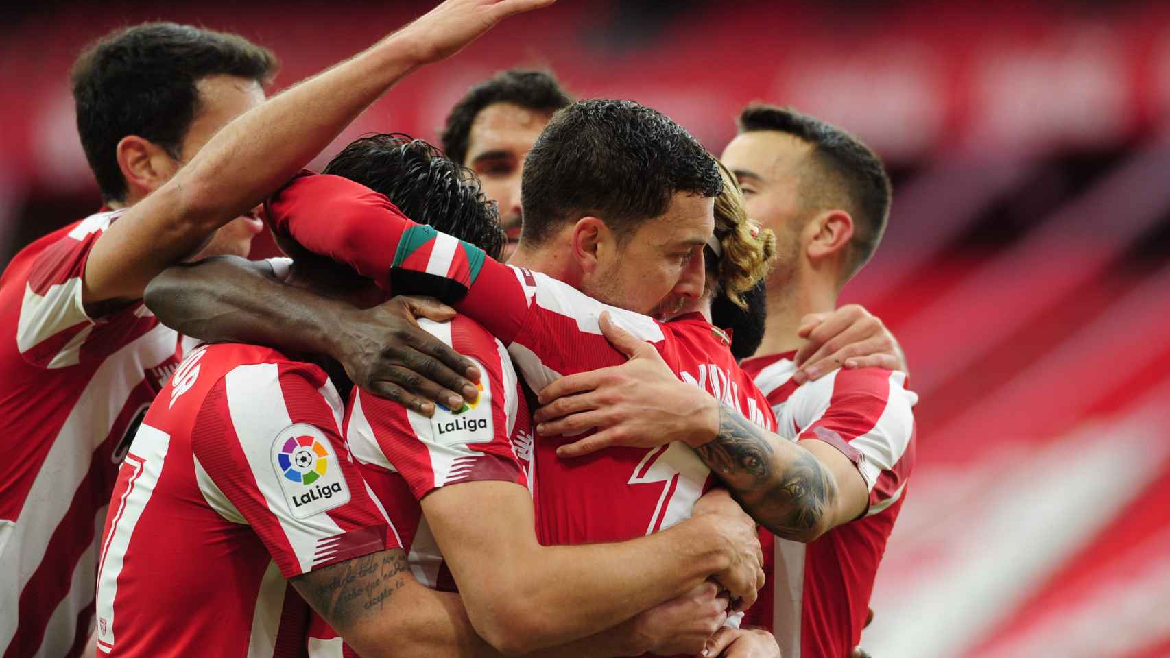Los jugadores del Athletic se abrazan para celebrar un gol