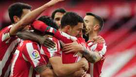 Los jugadores del Athletic se abrazan para celebrar un gol