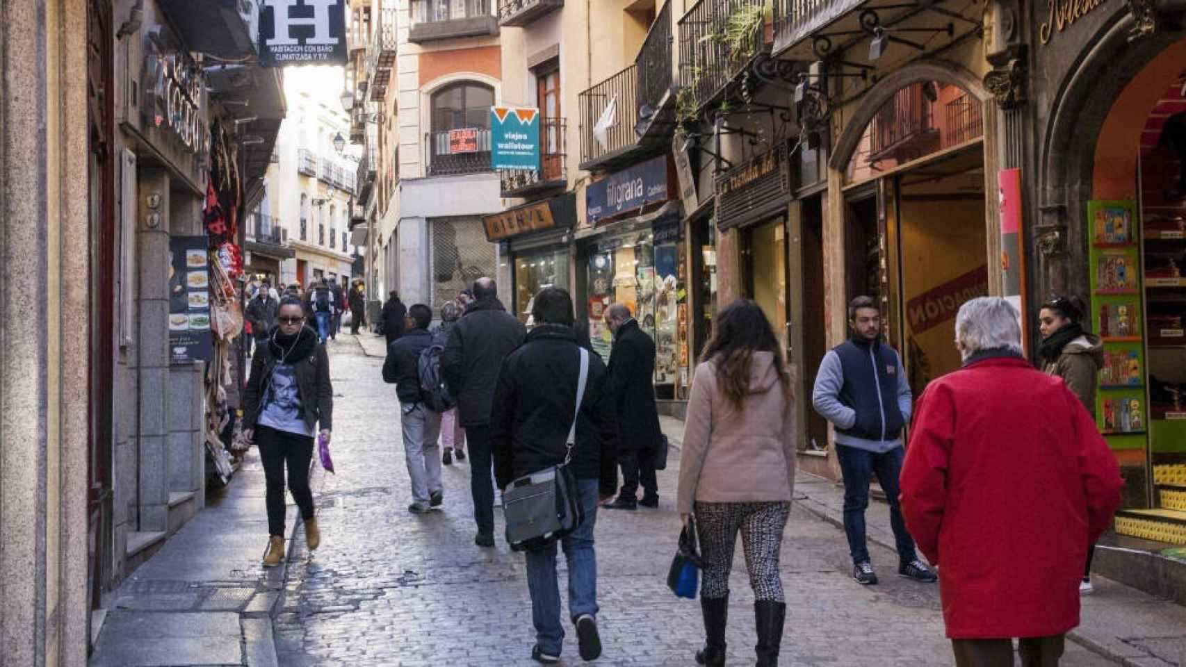 Gente por la calle en el casco histórico de Toledo. Imagen de archivo