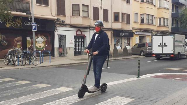 Un usuario de patinete eléctrico.